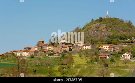 Usson etichettato Les Plus Beaux Villages de France, dipartimento Puy de Dome, Auvergne-Rhone-Alpes, Francia Foto Stock