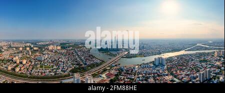 Vista panoramica aerea della città di Saigon o ho Chi Minh sotto il cielo blu Foto Stock