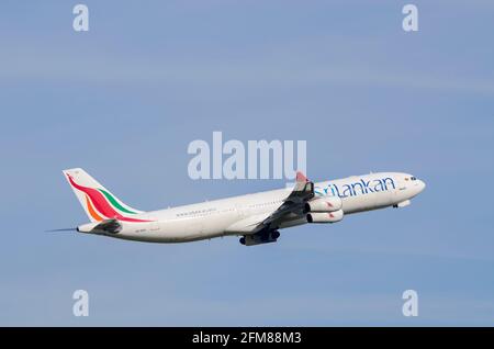 SriLankan Airlines Airbus A340 aereo di linea che sale dopo il decollo dall'aeroporto Heathrow di Londra, Regno Unito. AIRBUS A340 4R-ADA Foto Stock