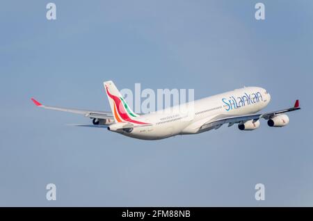 SriLankan Airlines Airbus A340 aereo di linea che sale dopo il decollo dall'aeroporto Heathrow di Londra, Regno Unito. AIRBUS A340 4R-ADA Foto Stock