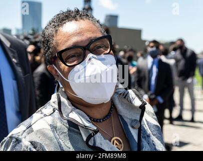 Hoboken, Stati Uniti. 06 maggio 2021. Il Segretario marcia Fudge partecipa all'innovativo progetto Rebuild by Design Resiliency a Pier A Park. Il governatore Phil Murphy e il Segretario degli Stati Uniti per l'edilizia abitativa e lo sviluppo urbano marcia Fudge hanno partecipato all'evento. Il progetto è stato reso possibile da oltre 230 milioni di dollari di fondi per il recupero di Sandy dall'HUD statunitense. (Foto di Lev Radin/Pacific Press) Credit: Pacific Press Media Production Corp./Alamy Live News Foto Stock