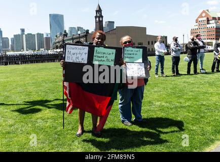 Hoboken, Stati Uniti. 06 maggio 2021. Manifestanti che chiedono denaro per la ricostruzione di progetti immobiliari visti all'avanguardia per il progetto di resilienza Rebuild by Design a Pier A Park. Il governatore Phil Murphy e il Segretario degli Stati Uniti per l'edilizia abitativa e lo sviluppo urbano marcia Fudge hanno partecipato all'evento. Il progetto è stato reso possibile da oltre 230 milioni di dollari di fondi per il recupero di Sandy dall'HUD statunitense. (Foto di Lev Radin/Pacific Press) Credit: Pacific Press Media Production Corp./Alamy Live News Foto Stock