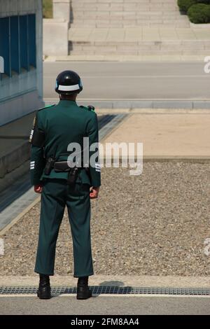 Un soldato della Repubblica di Corea si trova al confine Con la Corea del Nord nello spazio comune di sicurezza (Panmunjeom) Foto Stock