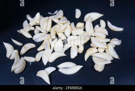 Piccoli pezzi di aglio che sono usati per migliorare il gusto del cibo. Tutti i pezzi di aglio nella parte anteriore sono a fuoco e tutta la sfocatura Foto Stock