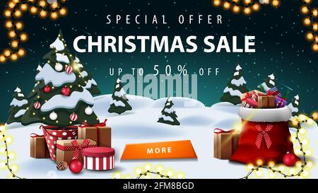 Offerta speciale, vendita di Natale, fino a 50 di sconto, banner sconto con paesaggio invernale. Cielo stellato, ghirlanda, bottone, albero di Natale in una pentola con regali un Foto Stock