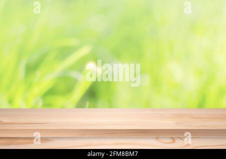 Tavolo o piano in legno, ripiano vuoto davanti al paesaggio naturale sfocato. Tavola di pino come modello Foto Stock