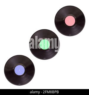 tre vecchi dischi in vinile in diversi colori su sfondo bianco Foto Stock