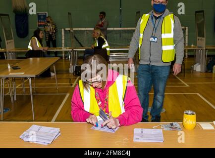 Centro sportivo Meadowmill, East Lothian, Scozia, Regno Unito. 7 maggio 2021. Conteggio delle elezioni del parlamento scozzese per la circoscrizione della Lotia orientale: I funzionari che ritornano ordinano le schede elettorali e contano i voti Foto Stock