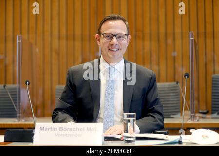 Duesseldorf, Germania. 07 maggio 2021. Martin Börschel, presidente del "Child Abuse Investigation Committee", si affaccia nella sala riunioni. La "commissione d'inchiesta sull'abuso di bambini" del parlamento statale della Renania settentrionale-Vestfalia continua a interrogare i testimoni. L'attuale amministratore distrettuale del distretto di Höxter e il suo predecessore sono stati convocati. Credit: Liver Berg/dpa/Alamy Live News Foto Stock