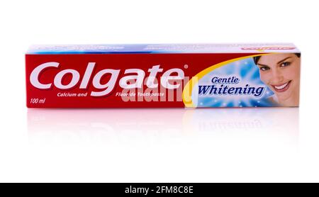 CHISINAU, MOLDAVIA - 25 novembre 2016.dentifricio Colgate, dentifricio Colgate, delicato sbiancamento, isolato su bianco. Colgate è un marchio di dentifricio pr Foto Stock