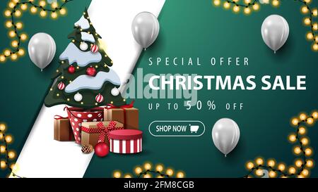 Offerta speciale, vendita di Natale, fino a 50 di sconto, banner verde con garland, palloncini bianchi, linea diagonale e albero di Natale in una pentola con regali Foto Stock