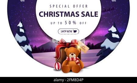 Offerta speciale, vendita Natale, fino a 50 , banner sconto bianco con grandi anelli decorativi, paesaggio invernale e presente con orso Teddy Foto Stock