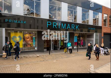 Una vista dell'entrata del negozio Primark, recentemente ricostruita, sulla White Lion Street, nel centro citta' di Norwich, con gli amanti dello shopping a piedi. Foto Stock