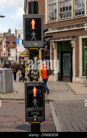 Attraversamento pedonale con uomo rosso che mostra di non attraversare la strada su una strada trafficata a Norwich. Foto Stock