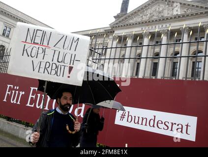 Berlino, Germania. 07 maggio 2021. Un uomo dimostra di fronte al Consiglio federale contro il divieto di sciarpe. Credit: Wolfgang Kumm/dpa/Alamy Live News Foto Stock