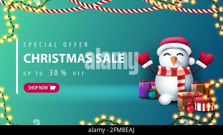 Offerta speciale, offerta natalizia, fino a 30, banner sconto verde con bottone rosa, ghirlande e pupazzo di neve in cappello Babbo Natale con regali Foto Stock
