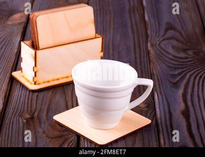 i supporti di legno e le tazze calde empy su tavola di legno Foto Stock