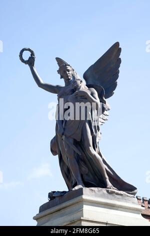 Scultura sul memoriale di guerra alla Queen's University, Belfast, Irlanda del Nord, al memoriale dei dipendenti e degli studenti che sono stati uccisi o missin Foto Stock