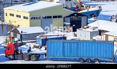 Veicoli che trasportano contenitori in metallo nel porto marittimo di Kamchatka Foto Stock