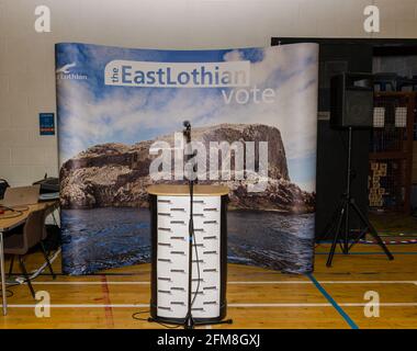 Meadowmill Sports Center, East Lothian, Scozia, Regno Unito, 7 maggio 2021, Elezione del parlamento scozzese con il microfono e Bass Rock banner pronti per il candidato vincitore. Il collegio elettorale è un posto chiave con una stretta competizione tra lavoro e SNP Foto Stock