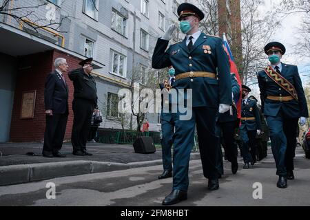 Mosca, Russia. 05 maggio 2021. Una sfilata di linea che marciava di fronte ai veterani. I soldati della Guardia Nazionale di Mosca alla vigilia del 9 maggio hanno preso parte all'azione tutta russa "Parata alla Casa dei Veterani". Si sono congratulati con i veterani della Grande Guerra Patriottica che vivevano a Mosca. Gli equipaggi della sfilata marciavano solennemente sotto le finestre dei veterani. Inoltre, gli ensemble militari hanno eseguito canzoni ben note del primo anno per i veterani, i loro parenti e vicini. A ogni veterano è stato consegnato un regalo commemorativo. Credit: SOPA Images Limited/Alamy Live News Foto Stock