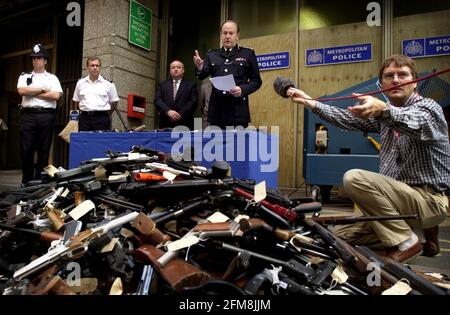 Sir John Stevens agosto 2001 Commissario dei Policenews MET conferenza stampa in relazione al loro giro di vite sulle armi da fuoco Le strade di Londra Foto Stock