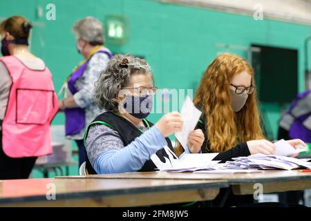 Hereford, Herefordshire, Regno Unito – Venerdì 7 maggio 2021 – i funzionari delle elezioni e il personale addetto al conteggio iniziano il processo di conteggio dei voti dopo le elezioni locali di ieri. Questa è la prima elezione da quando la pandemia di Coronavirus e il personale devono lavorare in stretta linee guida Covid. In Herefordshire gli elettori hanno votato per i consiglieri locali e anche un commissario per la polizia e la criminalità della polizia occidentale della Mercia. Photo Steven May / Alamy Live News Foto Stock