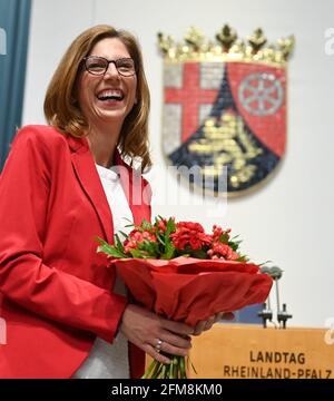 Magonza, Germania. 07 maggio 2021. Sabine Bätzing-Lichtenthäler (SPD), ex ministro della Sanità dello Stato della Renania-Palatinato, si trova di fronte allo stemma dello Stato dopo la sua elezione a leader del nuovo gruppo parlamentare SPD nel parlamento di Stato. Prima di allora, il gruppo parlamentare SPD si era costituito. Credit: Arne Dedert/dpa/Alamy Live News Foto Stock