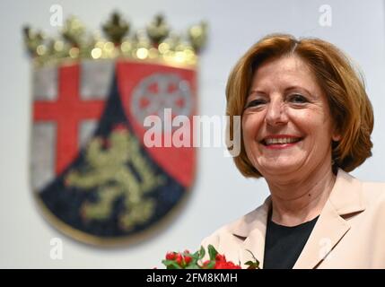 Magonza, Germania. 07 maggio 2021. Malu Dreyer (SPD), Ministro Presidente della Renania-Palatinato, si trova di fronte allo stemma di Stato del parlamento dopo la sua elezione a candidato alla carica di Ministro Presidente. In precedenza, il gruppo parlamentare SPD si era costituito. Credit: Arne Dedert/dpa/Alamy Live News Foto Stock