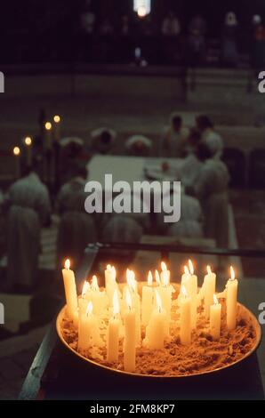 VELAS DURANTE LA CEE BRACION DE LA STA MISA. POSIZIONE: BASILICA DE LA ANUNCIACION. NAZARET. ISRAELE. Foto Stock