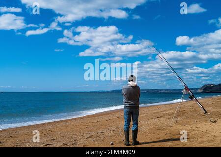 Lone angler, West Bay, Dorset, Inghilterra Foto Stock