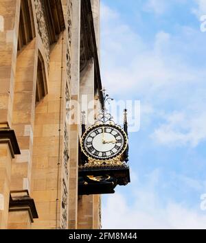 Orologio ornato sul muro della Maughan Library, la biblioteca principale della famosa università di ricerca, il King's College di Londra Foto Stock