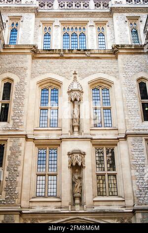 Finestre sull'ala di Chancery Lane della Maughan Library, la biblioteca principale della famosa università di ricerca, King's College London Foto Stock