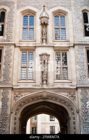 Il cancello d'ingresso al cortile della Maughan Library, la biblioteca principale della famosa università di ricerca, il King's College di Londra Foto Stock