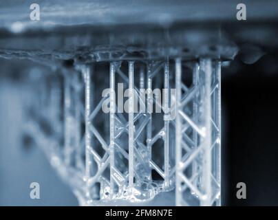 La stampante 3D DPL stereolitografia crea piccoli dettagli e gocciolamenti di liquidi Foto Stock