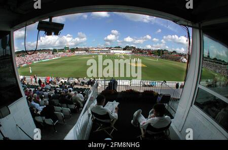 Inghilterra / West Indies Cricket agosto 2000 giorno due Graeme Hick Battsman aspetta di piangere seduto in una partita di avvistamento dei padiglioni Foto Stock