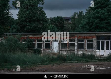 Edificio abbandonato a un piano con porte e finestre Foto Stock