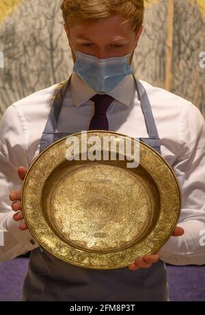 Bonhams, Londra, Regno Unito. 7 maggio 2021. La collezione H: Mobili cinesi, bronzi arcaici e arte giapponese offerti in vendita a Bonhams il 13 maggio a Londra. Immagine: UN PIATTO VENETO-SARACENO, attribuito a MAHMED al-KURDI, Egitto o Siria, seconda metà 15 ° secolo, stima: £25,000-40,000. Credit: Malcolm Park/Alamy Live News Foto Stock