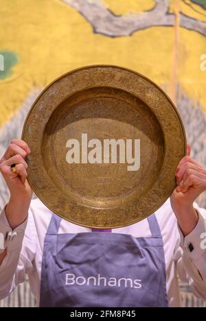 Bonhams, Londra, Regno Unito. 7 maggio 2021. La collezione H: Mobili cinesi, bronzi arcaici e arte giapponese offerti in vendita a Bonhams il 13 maggio a Londra. Immagine: UN PIATTO VENETO-SARACENO, attribuito a MAHMED al-KURDI, Egitto o Siria, seconda metà 15 ° secolo, stima: £25,000-40,000. Credit: Malcolm Park/Alamy Live News Foto Stock