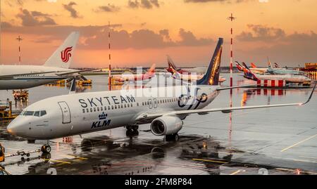 MOSCA, RUSSIA - 06 maggio 2021: Aereo dell'alleanza SKYTEAM, compagnia aerea KLM sulla pista all'aeroporto Sheremetyevo al tramonto Foto Stock