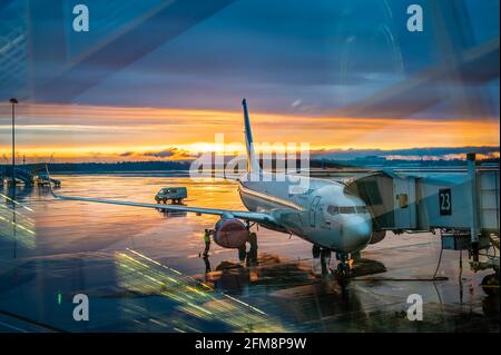 MOSCA, RUSSIA - 06 maggio 2021: Aeroflot aereo attraverso il vetro con riflessi. Aereo dell'alleanza SKYTEAM, Aeroflot sulla pista di Sher Foto Stock