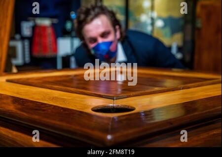 Londra, Regno Unito. 7 maggio 2021. Un magnifico Huanghuali Square Games Table, Qizhuo, 18 ° secolo (stima: £700,000-1,000,000) - Anteprima della vendita di arte asiatica a Bonhams, New Bond Street, Londra. La gamma di vendite su diversi giorni tra il 10-13 maggio. Credit: Guy Bell/Alamy Live News Foto Stock