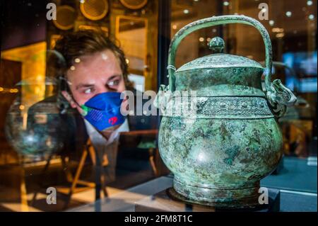 Londra, Regno Unito. 7 maggio 2021. Un'arcaica nave da vino rituale in bronzo e copertina, you, est £120-150,000 - Anteprima della vendita di arte asiatica a Bonhams, New Bond Street, Londra. La gamma di vendite su diversi giorni tra il 10-13 maggio. Credit: Guy Bell/Alamy Live News Foto Stock