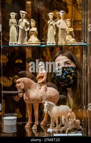 Londra, Regno Unito. 7 maggio 2021. Lotti dalla Roger Keverne Ltd: In vendita - Anteprima della vendita di arte asiatica a Bonhams, New Bond Street, Londra. La gamma di vendite su diversi giorni tra il 10-13 maggio. Credit: Guy Bell/Alamy Live News Foto Stock