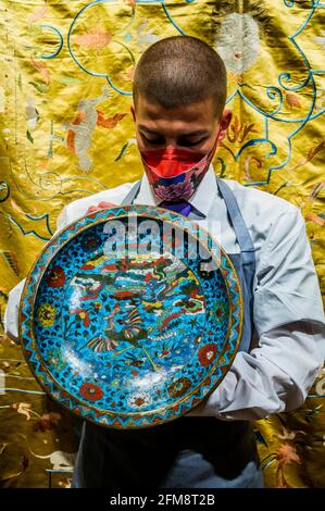 Londra, Regno Unito. 7 maggio 2021. A Cloisonne smalto 'Bird and Peach' Tripod Dish, 16 ° secolo, est£6,000- 8,000 - Anteprima della vendita di arte asiatica a Bonhams, New Bond Street, Londra. La gamma di vendite su diversi giorni tra il 10-13 maggio. Credit: Guy Bell/Alamy Live News Foto Stock