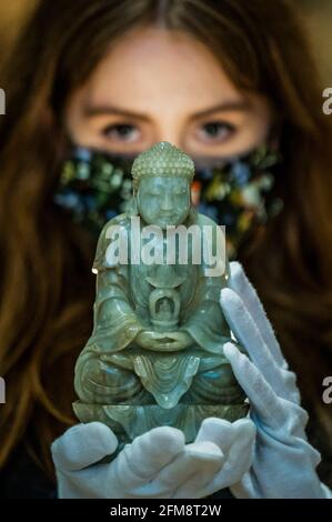 Londra, Regno Unito. 7 maggio 2021. Una rara figura imperiale di giada verde di pale del BUDDHA, XVII/XVIII secolo £30,000 - 50,000 - Anteprima della vendita di arte asiatica a Bonhams, New Bond Street, Londra. La gamma di vendite su diversi giorni tra il 10-13 maggio. Credit: Guy Bell/Alamy Live News Foto Stock