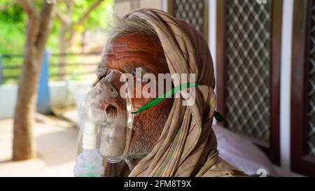 30 aprile 2021, Jaipur, Rajasthan, India. Covid seconda onda, paziente indiano seduto in un ospedale all'aperto. Gli ospedali sono pieni e soffrono di mancanza Foto Stock