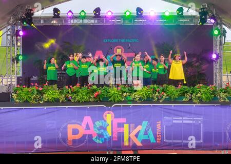 Un gruppo di ballerini polinesiani delle isole Tokalau che si esibiscono sul palco durante il Pasifika Festival, Auckland, Nuova Zelanda Foto Stock