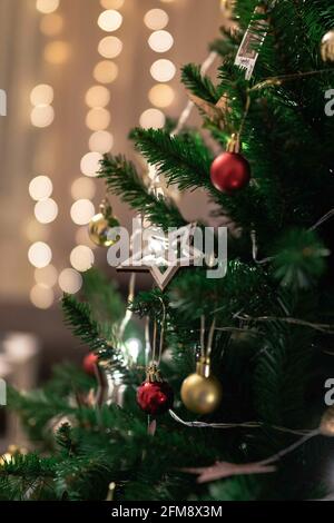 Immagine verticale di un albero di Natale splendidamente decorato Foto Stock