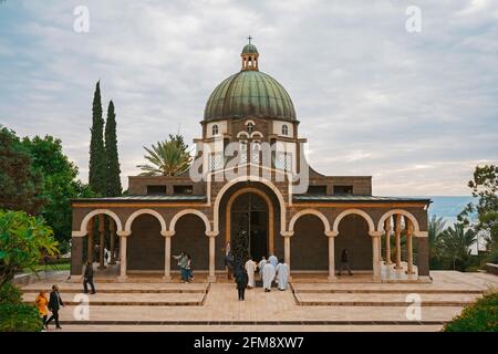 MARE DI GALILEA, ISRAELE : Chiesa del Monte delle Beatitudini con colonnato marmoreo vicino al Mare di Galilea in Israele il 29 2019 dicembre Foto Stock